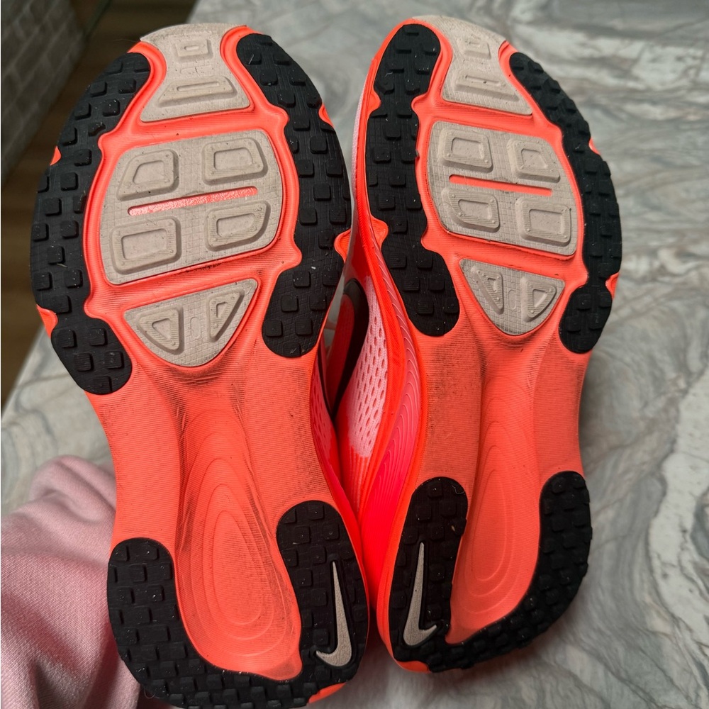 Nike Women's Vomero 18 Shoes - Picture 8 of 8